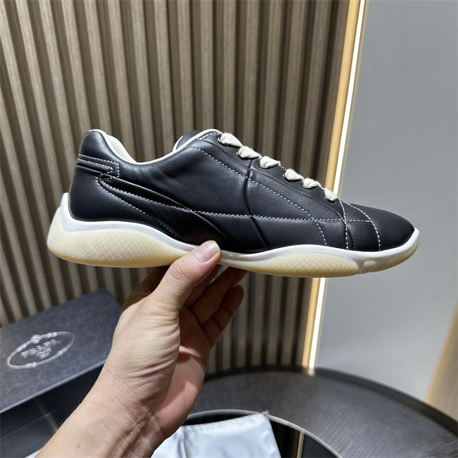 Pra*a sneaker