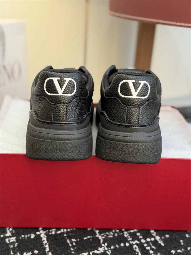 Va1e*ntin0 Sneakers